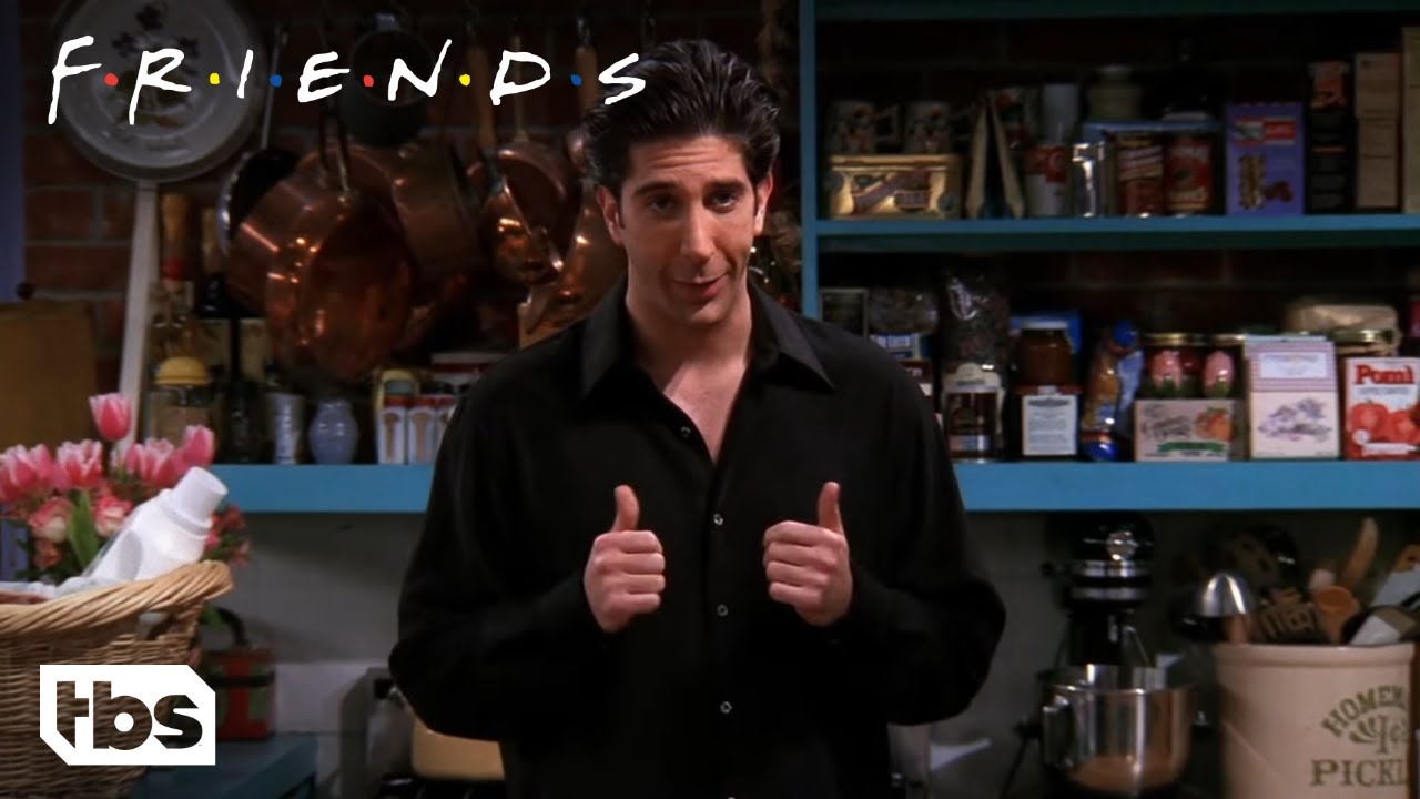 Friends: Ross Suborna Um Cara Feio E Nu Para Se Mudar Para Seu Apartamento