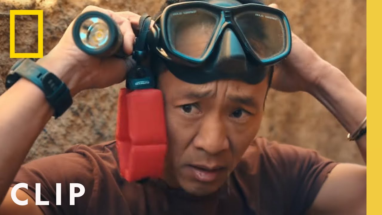 O Explorador Albert Lin Mergulha Em Uma Antiga Tumba Inundada Sob Uma Pirâmide No Sudão