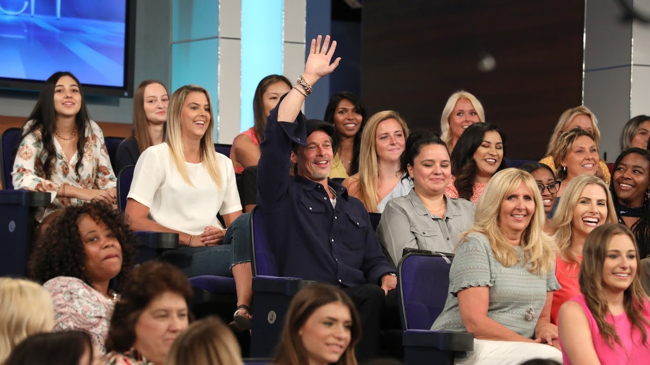 O Superfã Brad Pitt Distrai Ellen Enquanto Está Sentado Na Plateia