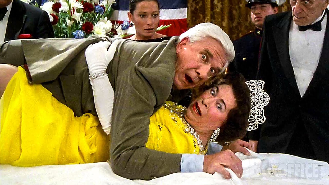 Frank Drebin Pula Em Cima Da Rainha Elizabeth 2 | Corra Que A Polícia Vem Aí!