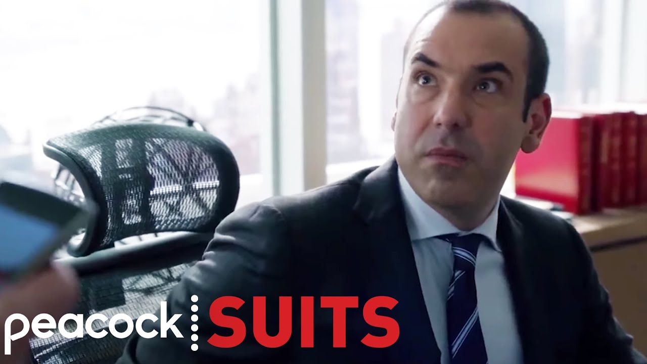 Suits: Louis Coloca Perkins Em Uma Maca