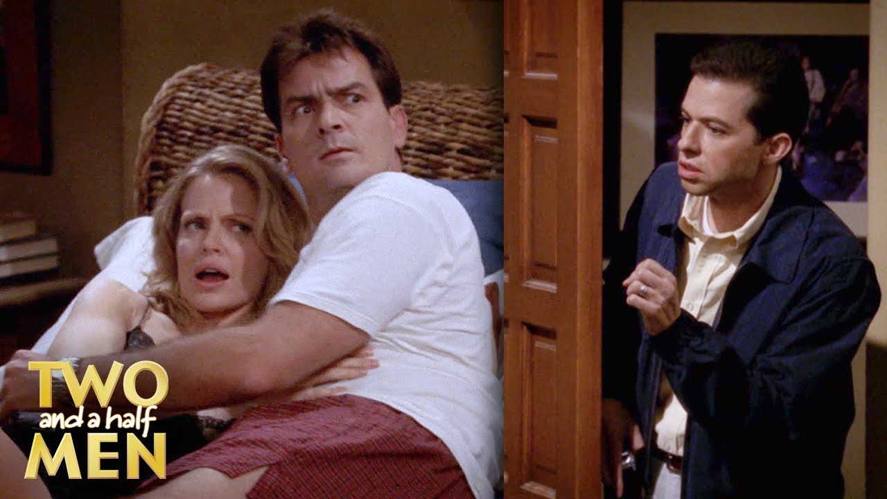 A Cena De Abertura De Dois Homens E Meio