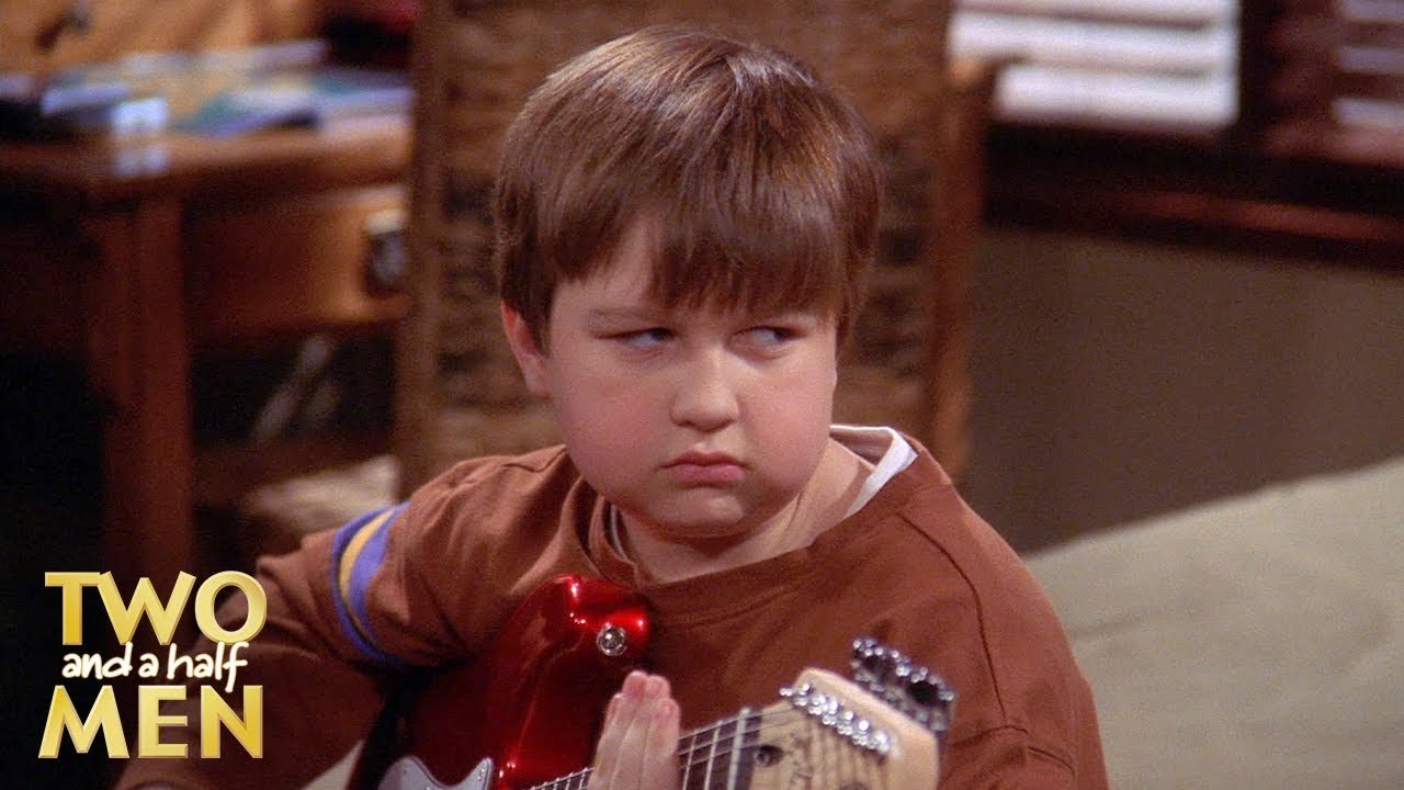 A Guitarra De Jake Está Tocando Alto Demais | Dois Homens E Meio