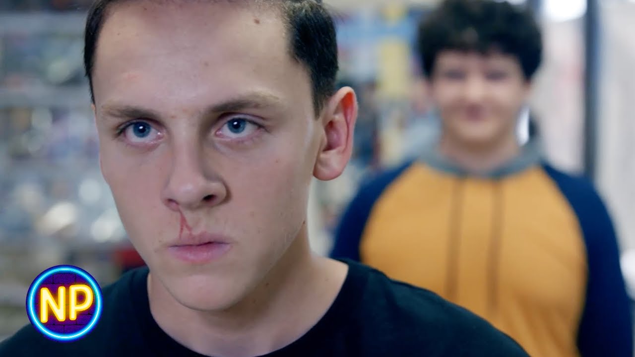 Briga No Shopping E Johnny É Rude Com Um Vendedor De Carros | Cobra Kai: Temporada 2, Episódio 5