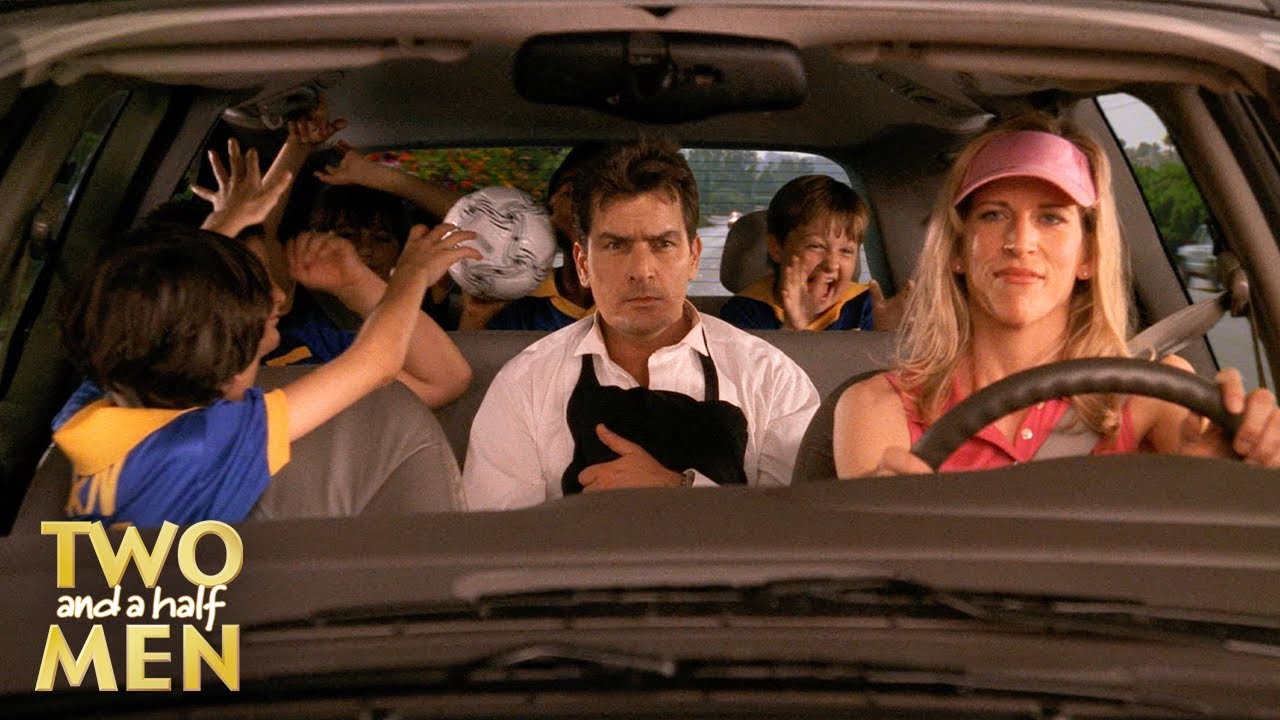 Charlie De Ressaca Acompanha Um Jogo De Futebol | Dois Homens E Meio