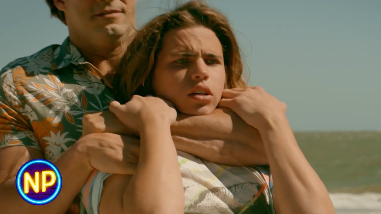 Daniel Impede Um Possível Assaltante | Cobra Kai: Temporada 2, Episódio 4