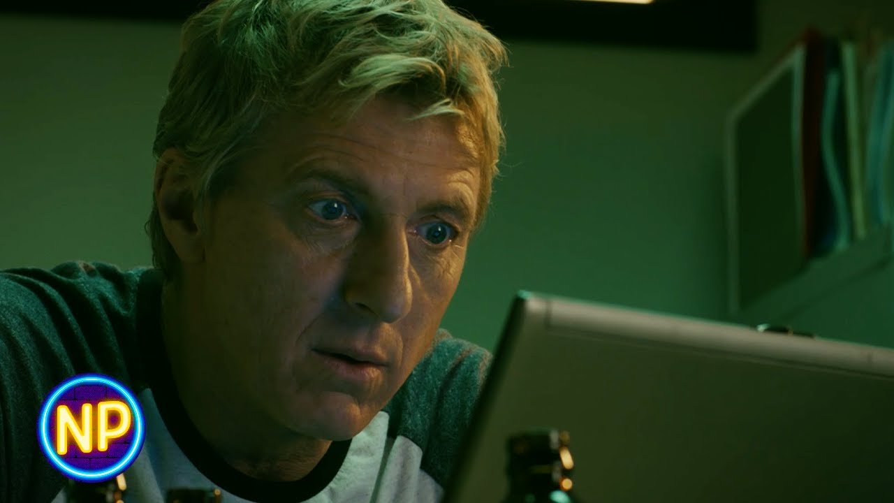 Johnny Aprende A Usar Um Computador | Cobra Kai: Temporada 2, Episódio 3
