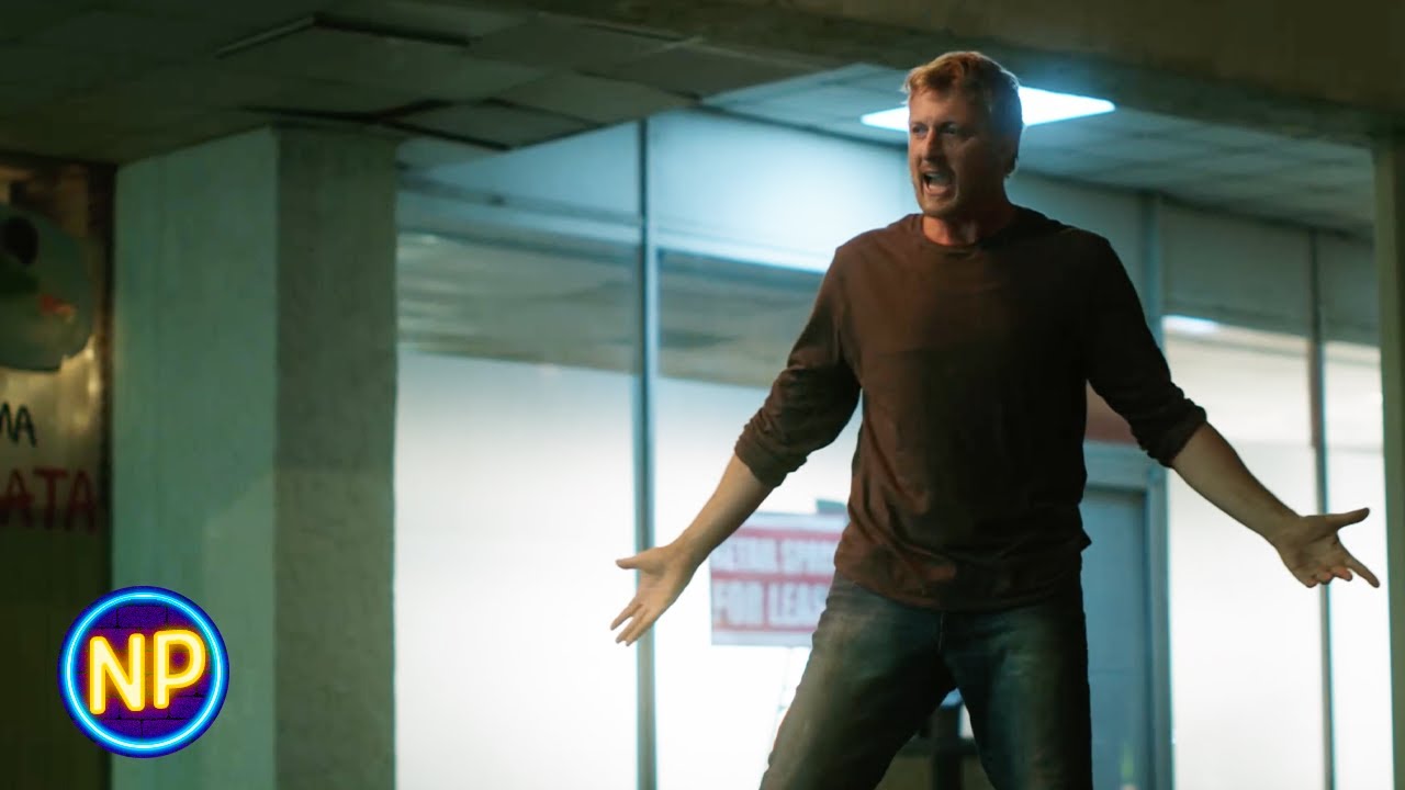 Johnny Espanca Uma Gangue De Adolescentes | Cobra Kai
