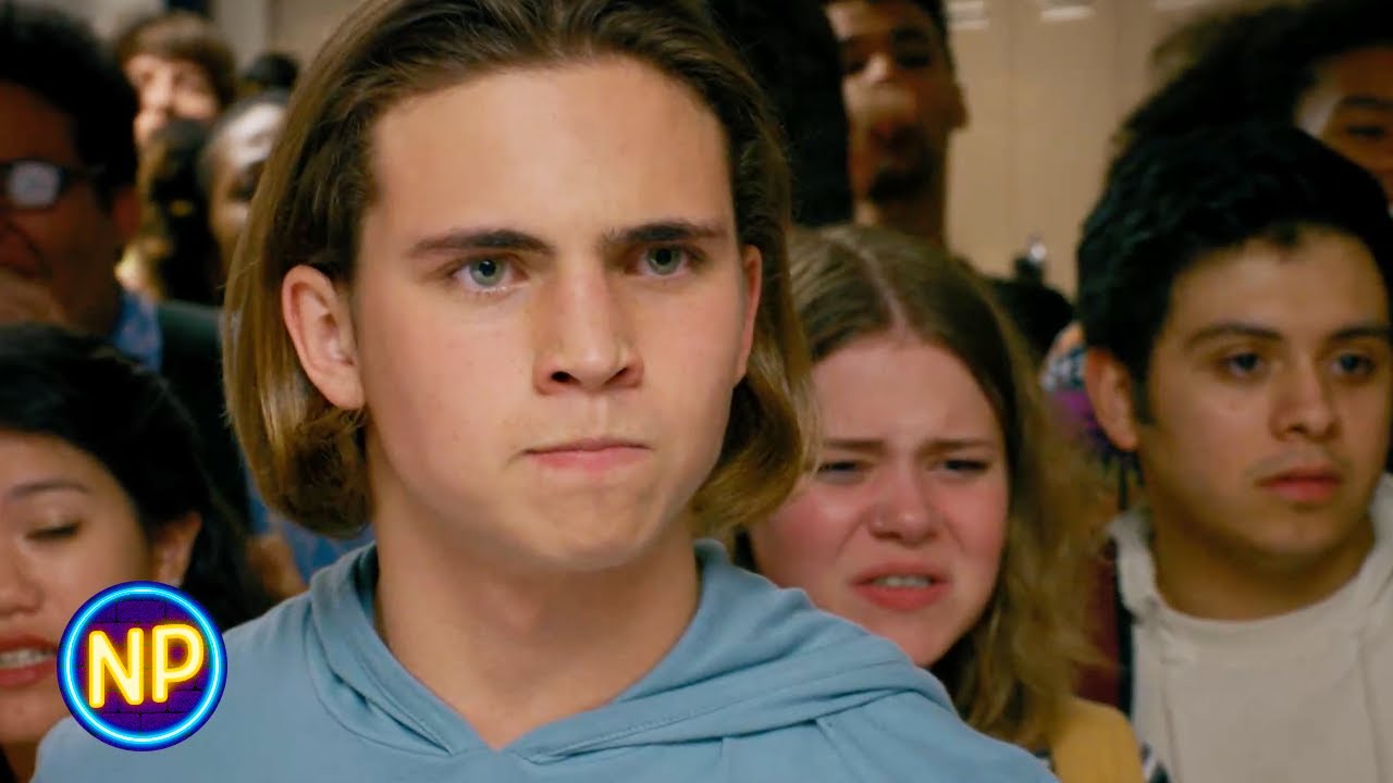 Luta No Corredor Do Ensino Médio | Cobra Kai: 2ª Temporada, Episódio 10