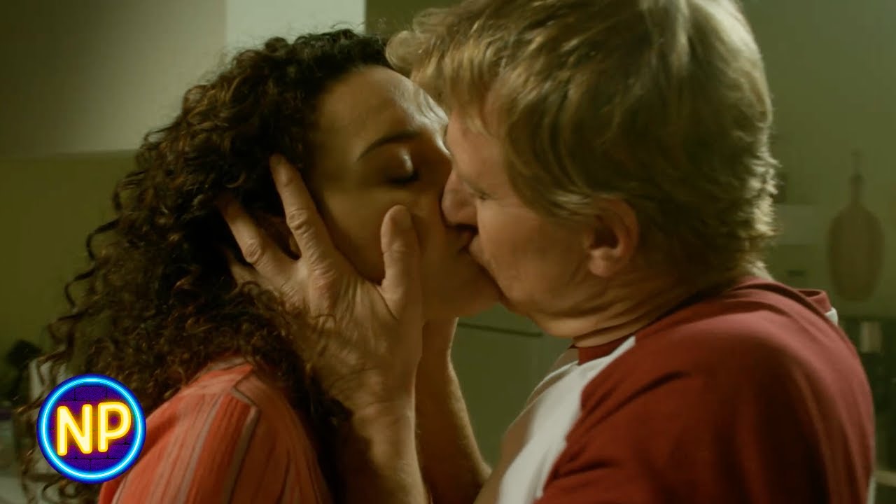 Momento Estranho De Amasso Com Temática Dos Anos 80 | Cobra Kai: Temporada 2, Episódio 8